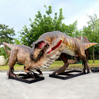 Robot dinosaure animatronique T-Rex en combat dans le parc à dinosaures