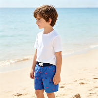 Short de bain Magic Water Reveal Boys Board Short bleu uni avec broderie requin et cordon de serrage blanc réglable pour les vacances d'été à la mer