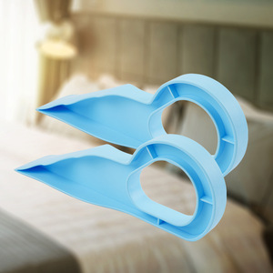 Lève-matelas bleu, grande et petite taille, design minimaliste pour la manipulation des matelas de chambre et l'organisation des draps - Product Image 1