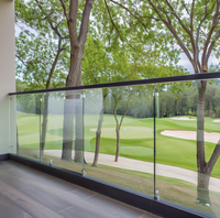 Balustrades et Garde-corps en Verre Trempé Sans Cadre Résistants à l'Eau pour Balcon de Villa, Terrasse et Hôtel – Garantie 5+ Ans