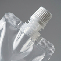 Pochette souple transparente en PE de 0,1 mm avec bec verseur et bouchon à vis blanc pour l'emballage de liquides alimentaires et de boissons