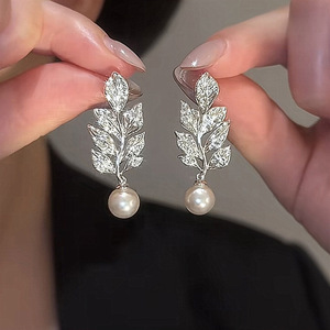 Boucles d'oreilles micro-pavées en perles simulées en forme de feuille pour femmes, bijoux élégants et scintillants - Product Image 3