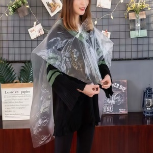 Mantella <span class=keywords><strong>da</strong></span> Barbiere Trasparente Impermeabile Monouso Grande per Salone, Grembiule per Taglio e Styling dei Capelli - Product Image 4