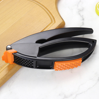 Huishoudelijke keuken gadget 4-in-1 knoflookpers set van plastic met fruit schiller en reinigingsborstel