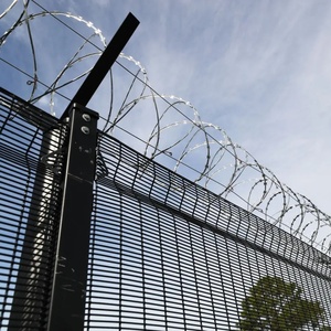 Clôture en treillis diamanté anti-escalade spécialisée pour la zonification des aéroports, haute densité de mailles, petite ouverture, prévention des objets en vol (FOD) - Product Image 6