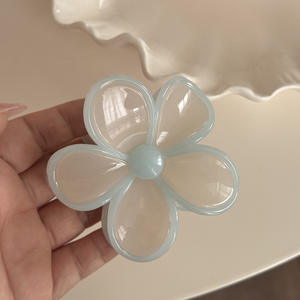 Pince à cheveux en forme de fleur à cinq pétales colorée en gelée douce, accessoire capillaire d'été en plastique - Product Image 4