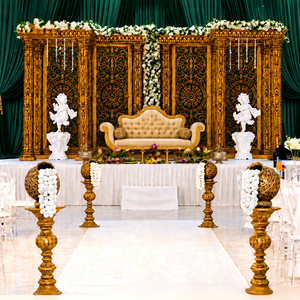 Escenario Majestuoso para Bodas Malayalamas, Diseño de Escenario para Bodas Tamilas, Decoración de Escenario Dorado de Estilo Surindio - Product Image 1