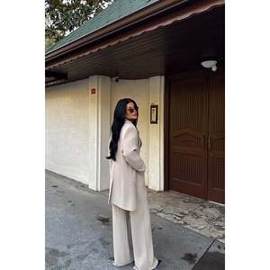 Ensemble de pantalon et veste pour femme avec détails boutonnés couleur crème - Product Image 1