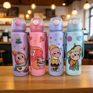 ขวดน้ำพลาสติกลายการ์ตูนสีสันสดใสน่ารัก พร้อมหลอดและเชือกพกพาสะดวกสำหรับเด็กๆ พกไปโรงเรียน ความจุ 700 มล. - Product Image 1