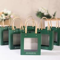 Boîte-cadeau de logo personnalisé avec fenêtre en PVC Emballage carré en carton avec poignée Stratification mate de sac pour chaussettes Emballage de marque