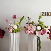 Centre de table de mariage rose poudré et bordeaux, arrangement floral de roses, anthuriums, hortensias et lys calla pour la table des mariés