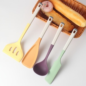 Ensemble de 4 spatules en silicone de qualité alimentaire pour le commerce transfrontalier avec cuillère à soupe, résistantes aux hautes températures et anti-brûlure, ustensiles de cuisine - Product Image 1