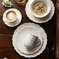 Service de Table en Céramique de Luxe Français à Motifs Floraux en Relief, Assiettes et Bols en Porcelaine à Bord Festonné, Écologique, Sans BPA, pour Hôtels, Vente en Gros