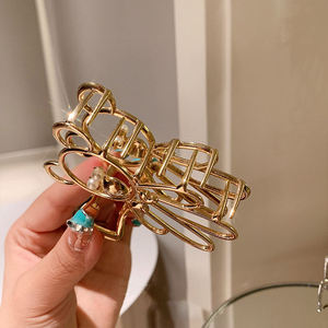 <span class=keywords><strong>Ours</strong></span> en alliage creux en trois dimensions Pince à cheveux pour fille 10cm Large Metal Imitation Pearl Shark Clip Elegant Simple Hair Claw - Product Image 5