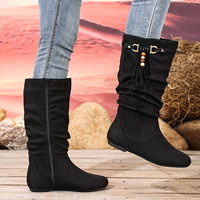 Bottes d'automne noires confortables plissées style bohème mi-mollet en faux daim avec pompons, chaînes perlées, talon bas et fermeture éclair latérale – Élégance et Confort
