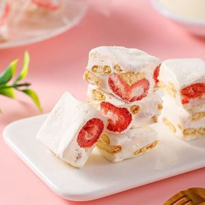 Đồ ăn vặt vị dâu tươi ngon kiểu người nổi tiếng mạng xã hội, dạng bông tuyết giòn tan, ăn liền, đóng gói nhỏ tiện lợi - Product Image 4