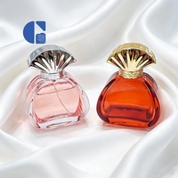 Botella de Perfume de Vidrio de Lujo, Curva y Plana, Vacía, con Pulverizador, Tapa Dorada/Plateada con Relieve de Abanico, Envase Cosmético