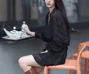 2024 Soring nouveau chemisier <span class=keywords><strong>noir</strong></span> à col en V pour femmes conception en relief transparence <span class=keywords><strong>haut</strong></span> à manches longues - Product Image 3