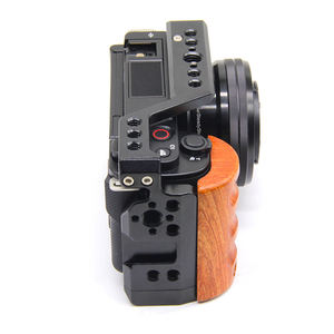 Cage pour appareil photo <span class=keywords><strong>Sony</strong></span> Alpha ZV-E10 avec poignée en bois, cage complète avec poignée en bois pour <span class=keywords><strong>Sony</strong></span> <span class=keywords><strong>ZVE10</strong></span> - Product Image 4
