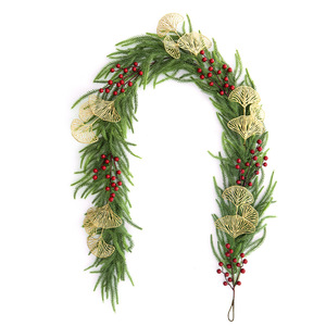 Guirnalda navideña Yan Ju de pino Norfolk con agujas doradas, bayas rojas e iluminación, camino de mesa para decoración navideña - Product Image 4