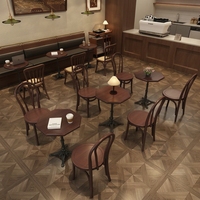 Ensemble table et chaises de café vintage en bois massif de style américain, 4 personnes, design vert, pour usage commercial dans les restaurants occidentaux et les cafés.