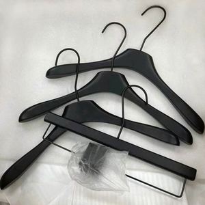 ไม้แขวนเสื้อพลาสติกแบบเต็มความกว้างไหล่ พร้อมโลโก้สั่งทำได้ - Product Image 3