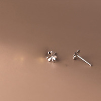 Zierliche Gold Vermeil S925 Silber Sterling Drei-Blütenblatt Ohrstecker 925 Sterling Silber Blumen-Ohrringe