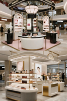 LED-verlichte op maat gemaakte displaycounter wandvitrine set voor winkelcentrum, beautysalon, cosmetica, parfummerk, retail kiosk inrichting