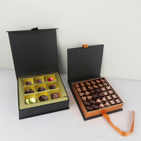 Caja de regalo magnética de lujo de primera calidad para dulces de vino y chocolate Cajas duras de bombones pequeños con inserciones