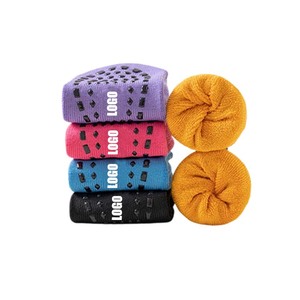 Chaussettes de <span class=keywords><strong>trampoline</strong></span> antidérapantes personnalisées pour enfants et adultes, vente en gros du fabricant, pour aire de jeux et parc - Product Image 2