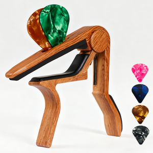 Capodastre pour guitare électrique et basse Dedo MA-16R en alliage d'aluminium imitation bois avec 5 médiators et emplacements pour médiators (option de logo personnalisé) - Product Image 2