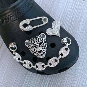 دبابيس معدنية لزينة الأحذية على شكل قلب فضي ، أجزاء ذاتية الصنع للصندل والشبشب ، أحذية ملحقة في الموضع العلوي للبيع بالجملة - Product Image 6