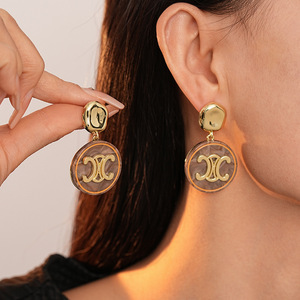 Pendientes de gama alta con temperamento Ins de estilo palaciego francés, pendientes de acero inoxidable con letras Retro chapadas en oro de 18K para mujer - Product Image 6