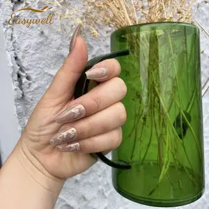 2022流行的各种指甲艺术装饰，3d圣诞树指甲设计与闪亮的水钻指甲艺术装饰