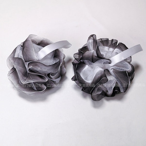 Éponge de bain exfoliante artisanale en organza dégradé Snow Veil - Product Image 2