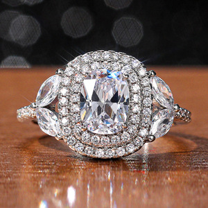 Anello di Diamanti F751 Taglio Radiant in Oro Bianco Naturale, Gioiello di Fidanzamento per Donne, Pietra Principale Colore D, Diamanti Laterali - Product Image 1
