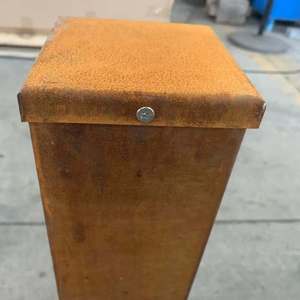 Borne lumineuse LED autoportante moderne en métal Corten rouillé, de style Art Déco, en forme de colonne, étanche, pour aménagement paysager et pelouse, finition naturelle - Product Image 2