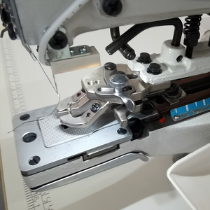Máquina de Coser Industrial Computarizada con Motor de Pie Caminante <span class=keywords><strong>para</strong></span> Ojales, Modelo RN-373D - Product Image 5