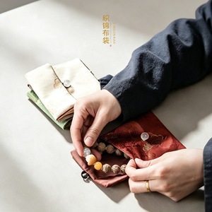 Sac en tissu brocart pour le rangement des bijoux, avec fermeture à bouton, petite pochette pour perles, bracelets et accessoires, design léger - Product Image 1