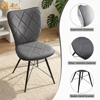 Chaise de salle à manger grise moderne avec dossier ergonomique, assise rembourrée matelassée et pieds en acier noir pour la fourniture de mobilier B2B