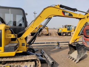 Mini-excavatrice Caterpillar 305.5E2 d'occasion en bon état, peinture d'origine, 5 tonnes, excavatrice hydraulique sur chenilles, en vente - Product Image 5
