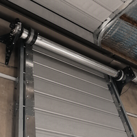 Porte sectionnelle verticale électrique industrielle automatique isolée pour entrepôt commercial