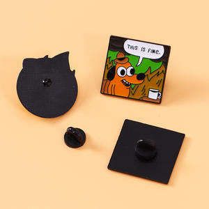 Broche de <span class=keywords><strong>esmalte</strong></span> <span class=keywords><strong>amarillo</strong></span> de moda <span class=keywords><strong>con</strong></span> diseño de perro de dibujos animados de anime y texto 'This Is Fine', <span class=keywords><strong>con</strong></span> motivos de animales y llamas, para bolsos, mochilas y como joyería - Product Image 3