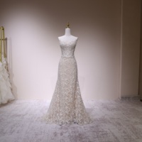 Robe de mariée classique coupe sirène trompette, décolleté cœur, entièrement ornée d'appliques en dentelle, couleur champagne nude, avec traîne chapelle, sur mesure