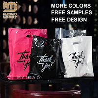 Sacs en plastique découpés sur mesure imprimés, sac cosmétique noir en plastique avec logo, sac d'emballage en plastique avec poignée pour produits promotionnels