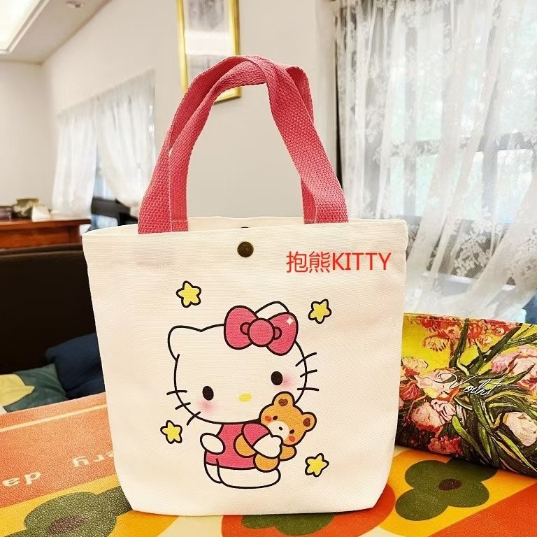 Gattino orso che abbraccia