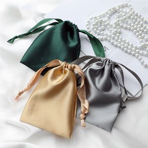 Sacs cadeaux en satin avec cordon de serrage, pochettes de voyage en tissu de soie pour peignes, bonbons, bijoux, colliers, bagues, perles, sacs d'emballage - Product Image 1