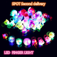 Anillo Luminoso LED con Forma de Fresa, Anillo Fluorescente, Luz de Dedo, Juguete de Goma Suave TPR, Anillo de Dedo Luminoso para Fiestas de Halloween