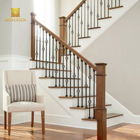 Rampe en fer forgé au design moderne, durable, combinant bois et métal pour un accent d'escalier élégant, double panier torsadé
