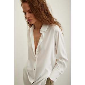 Chemise en satin Lycra écru pour femme, boutonnée, minimaliste, pour tous les jours - Product Image 1